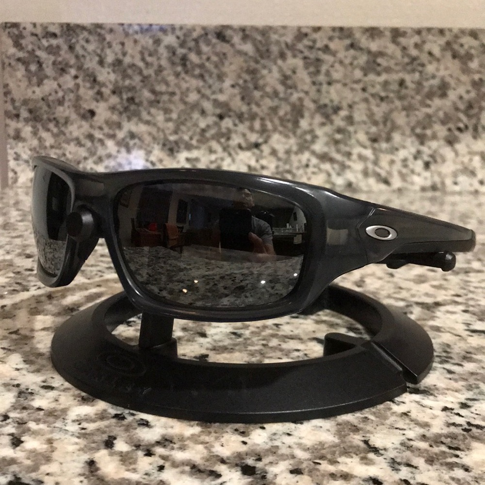 Oakley Valve Smoke Grey/Black Iridium Polarized